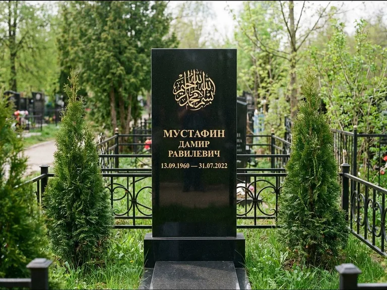 Мусульманский памятник — шахада в верхней части стелы, работа «Мустафин» в Ханты-Мансийске