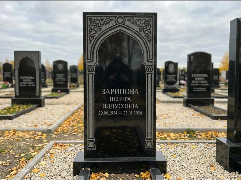Мусульманский памятник: фигурная стела с михраб-нишей — гравировка мечети в михраб-арке с орнаментом, светлая гравийная отсыпка, работа «Зарипова» в Ханты-Мансийске