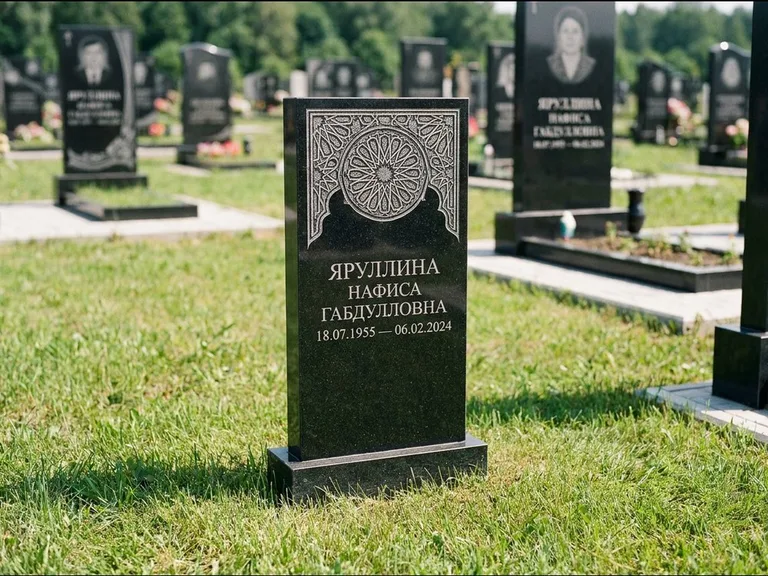 Мусульманский памятник: небольшая скромная невысокая стела — золочёная гравировка мечети, аккуратный участок с газоном, работа «Фахрутдинова» в Ханты-Мансийске