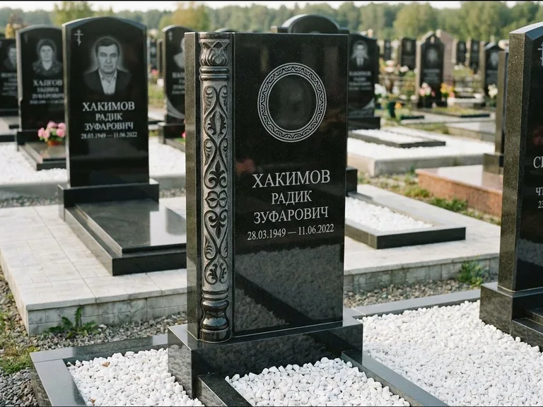 Мусульманский памятник: стела с боковой резной орнаментальной колонной — детализированная гравировка мечети Кул-Шариф, белая мраморная крошка, работа «Хабибуллин» в Ханты-Мансийске