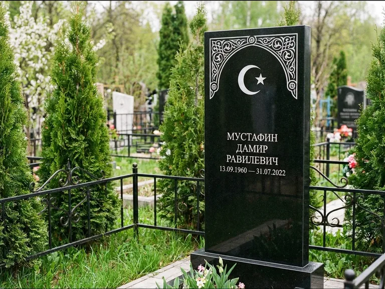 Мусульманский памятник — полумесяц со звездой и орнамент-бордюр, работа «Мустафин» в Ханты-Мансийске