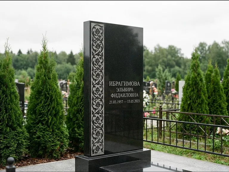 Мусульманский памятник — колонна ислими по краю стелы, работа «Ибрагимова» в Ханты-Мансийске