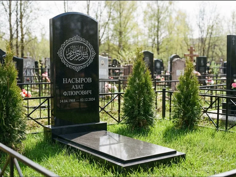 Мусульманский памятник — имя на арабском в картуше, работа «Насыров» в Ханты-Мансийске