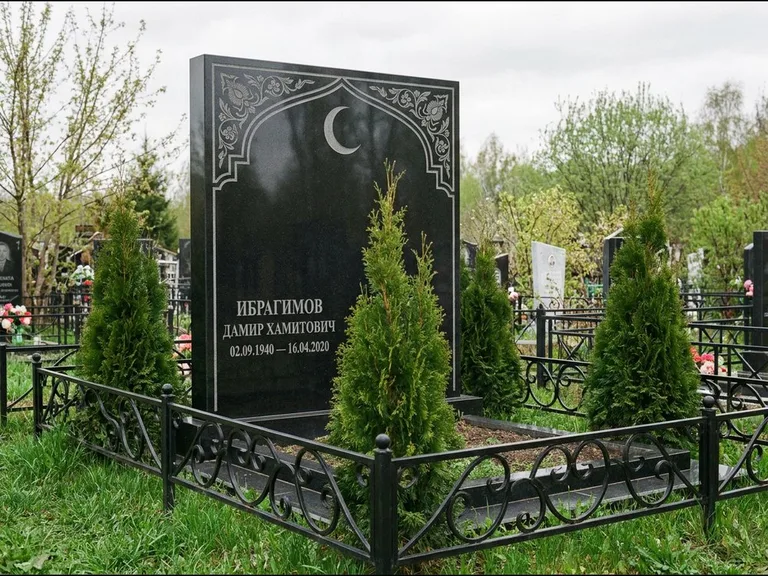 Памятник с гравировкой полумесяца — гравировка полумесяца в восточной арке с орнаментом, работа «Ибрагимов» в Ханты-Мансийске