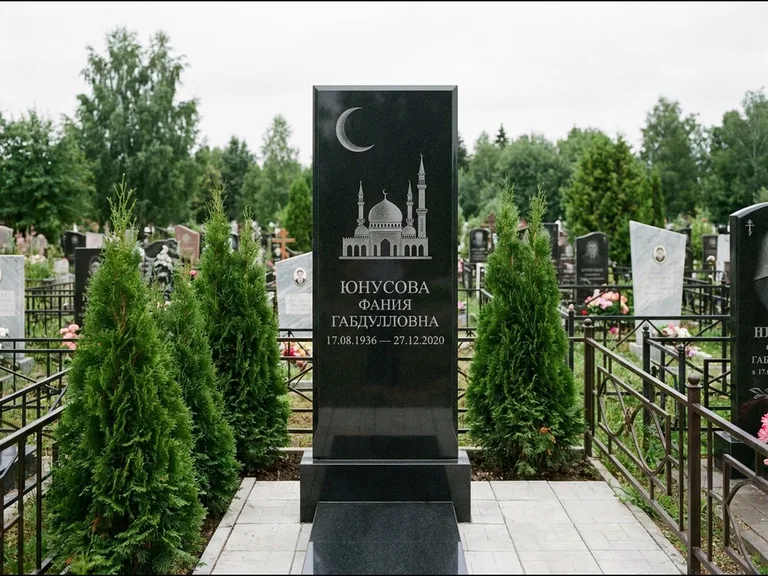 Памятник с гравировкой полумесяца — гравировка полумесяца над силуэтом мечети, работа «Юнусова» в Ханты-Мансийске
