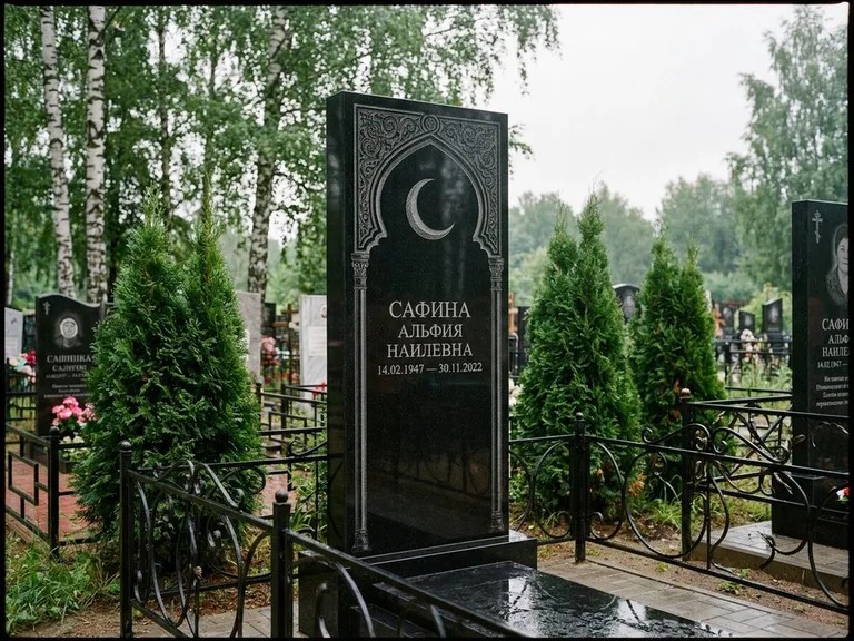Памятник с гравировкой полумесяца — гравировка полумесяца в восточной арке с орнаментом, работа «Сафина» в Ханты-Мансийске