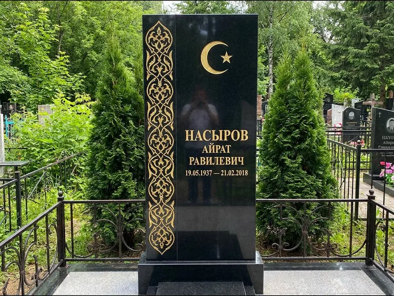 Памятник с гравировкой полумесяца — золочёный полумесяц и колонна растительного орнамента-ислими, работа «Насыров» в Ханты-Мансийске