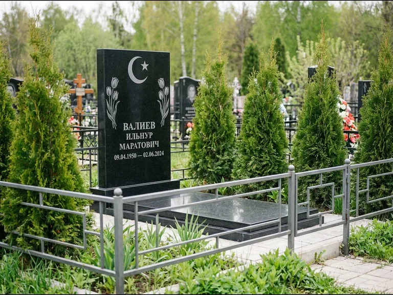 Памятник с гравировкой полумесяца — гравировка полумесяца со звездой и тюльпанами по бокам, работа «Валиев» в Ханты-Мансийске