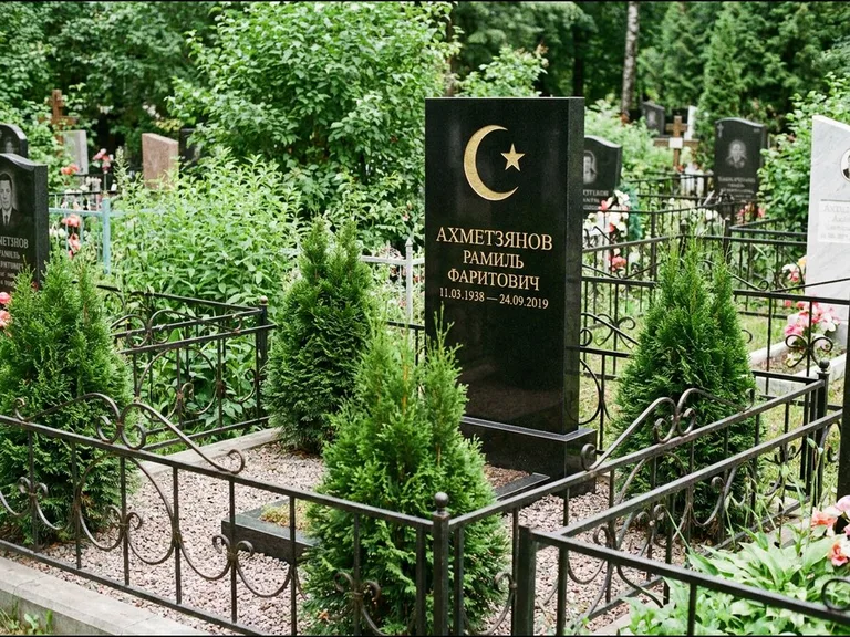 Памятник с гравировкой полумесяца — золочёная гравировка полумесяца со звездой в верхней части с, работа «Ахметзянов» в Ханты-Мансийске