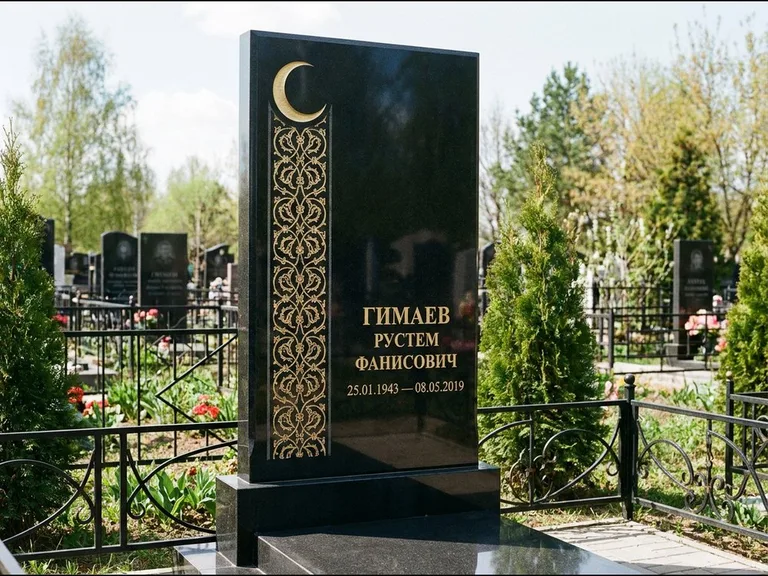 Памятник с гравировкой полумесяца — золочёный полумесяц и колонна растительного орнамента-ислими, работа «Гимаев» в Ханты-Мансийске