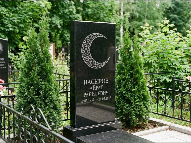 Памятник с гравировкой полумесяца — гравировка полумесяца в геометрическом орнаменте-гирихе, работа «Насыров» в Ханты-Мансийске