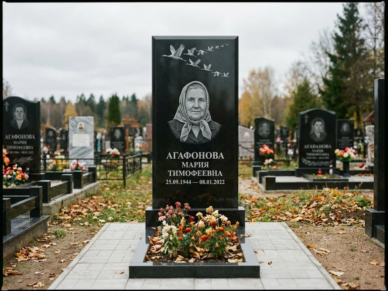 Гравировка журавлей на памятник в Ханты-Мансийске — памятник из чёрного гранита с гравировкой