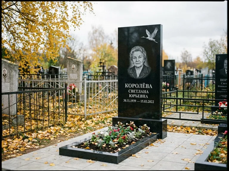 Памятник с гравировкой журавлей — белая гравировка клина журавлей, уходящего в верхний угол ст, работа «Королёва» в Ханты-Мансийске