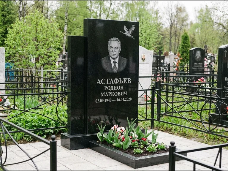 Памятник с гравировкой журавлей — гравировка одиночного летящего журавля над портретом, работа «Астафьев» в Ханты-Мансийске