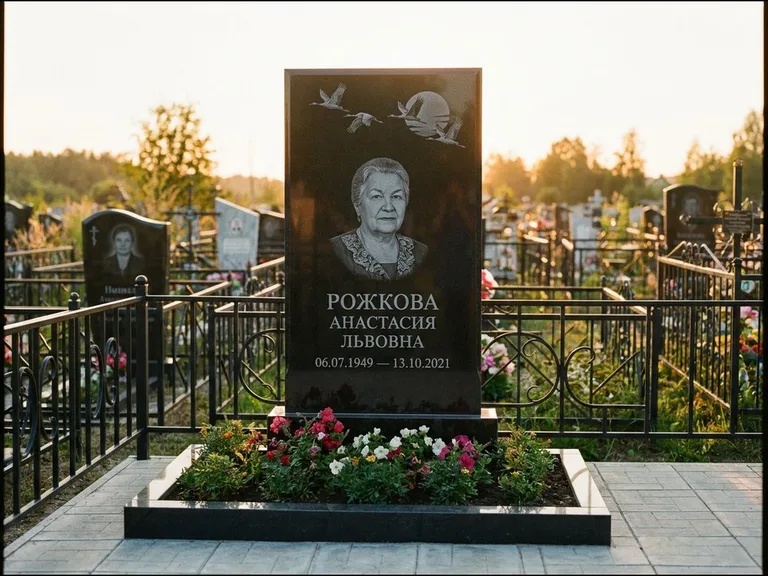 Памятник с гравировкой журавлей — гравировка клина журавлей на фоне солнечного диска, работа «Рожкова» в Ханты-Мансийске