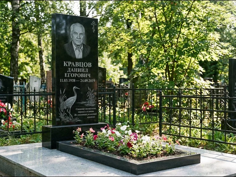 Памятник с гравировкой журавлей — гравировка журавля у камышей рядом с эпитафией, работа «Кравцов» в Ханты-Мансийске