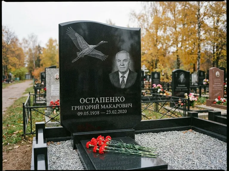 Памятник с гравировкой журавлей — гравировка журавлей, работа «Остапенко» в Ханты-Мансийске