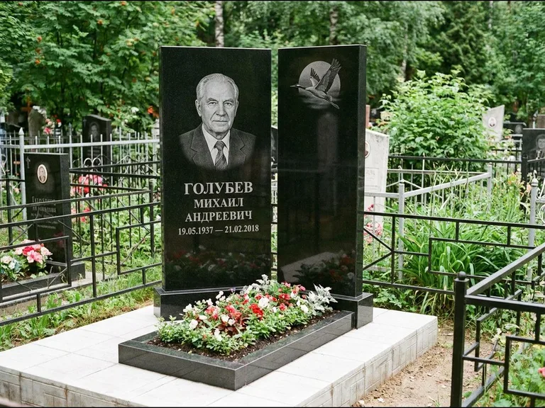 Памятник с гравировкой журавлей — гравировка клина журавлей на фоне солнечного диска, работа «Голубев» в Ханты-Мансийске