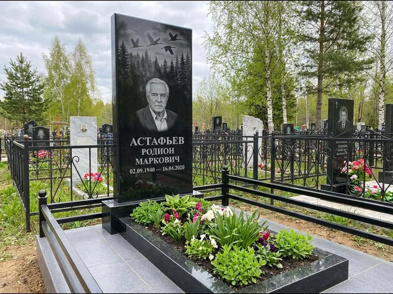 Памятник с гравировкой журавлей — гравировка силуэтов журавлей над еловым лесом, работа «Астафьев» в Ханты-Мансийске