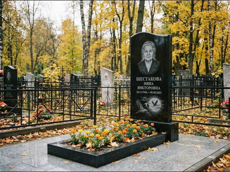 Памятник с гравировкой журавлей — гравировка клина журавлей на фоне солнечного диска, работа «Шестакова» в Ханты-Мансийске