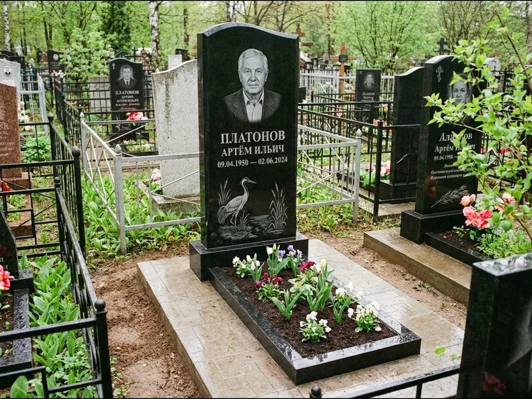 Памятник с гравировкой журавлей — гравировка журавля у камышей рядом с эпитафией, работа «Платонов» в Ханты-Мансийске