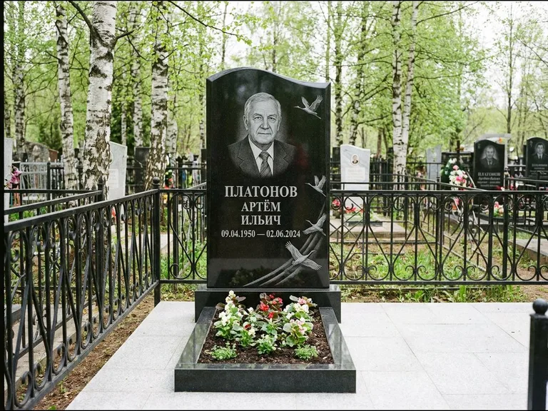 Памятник с гравировкой журавлей — гравировка трёх журавлей по диагонали через свободное поле с, работа «Платонов» в Ханты-Мансийске