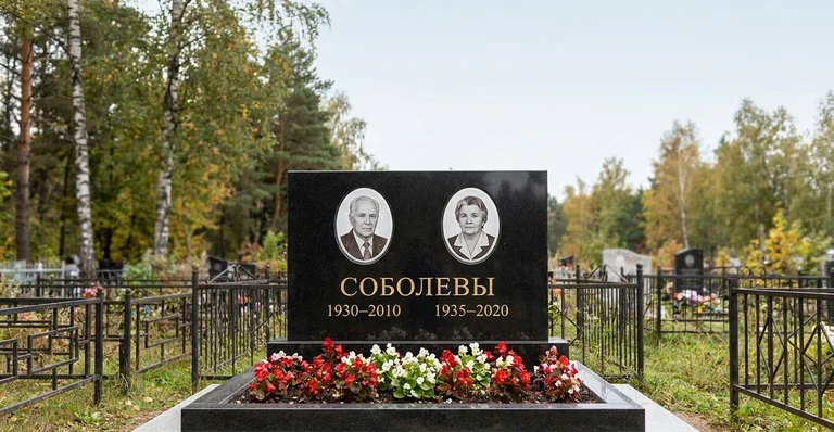 Памятник с цветником, Памятники мастерской «Мастер Каменев» на кладбищах Москвы