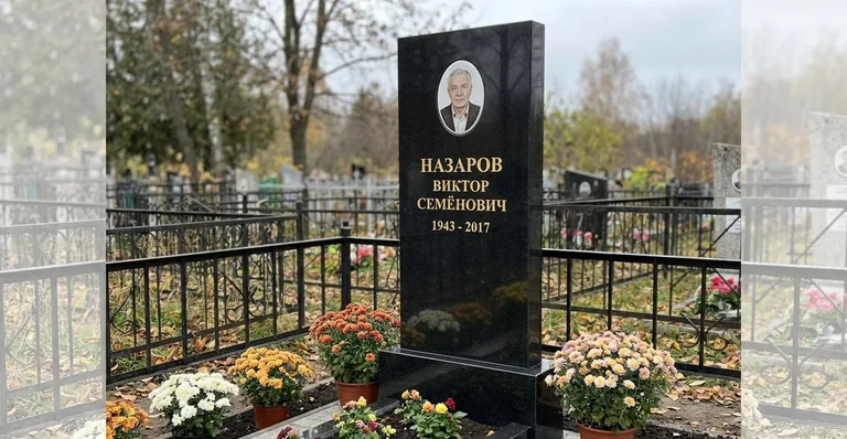 Памятник с цветником, Пример гранитного памятника, изготовленного «Мастер Каменев» для Калитниковского кладбища