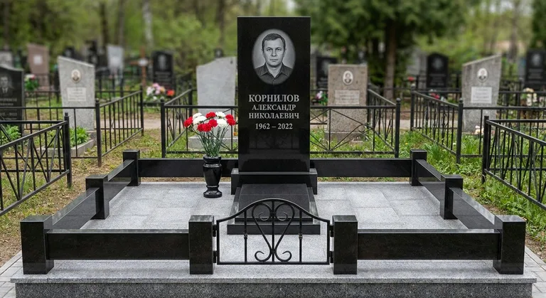 Памятник с оградой, Памятники мастерской «Мастер Каменев» на кладбищах Новосибирска
