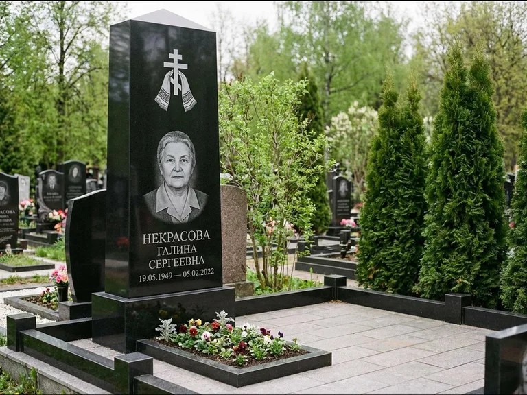 Памятник из чёрного гранита — стела-пилон с ажурным резным крестом, работа «Ерофеева» в Ханты-Мансийске