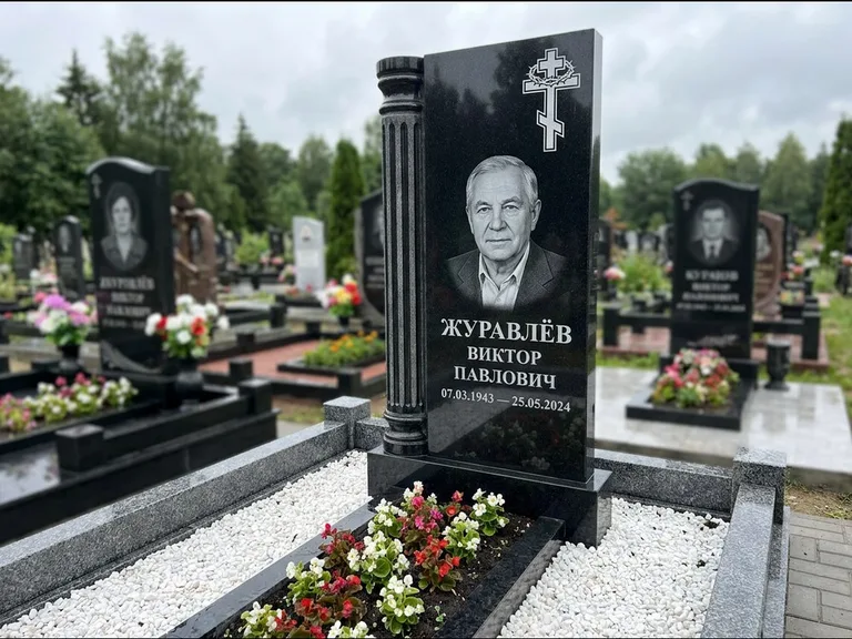 Памятник из чёрного гранита — семейный мемориал из двух стел с крестом с рушником, работа «Гущин» в Ханты-Мансийске
