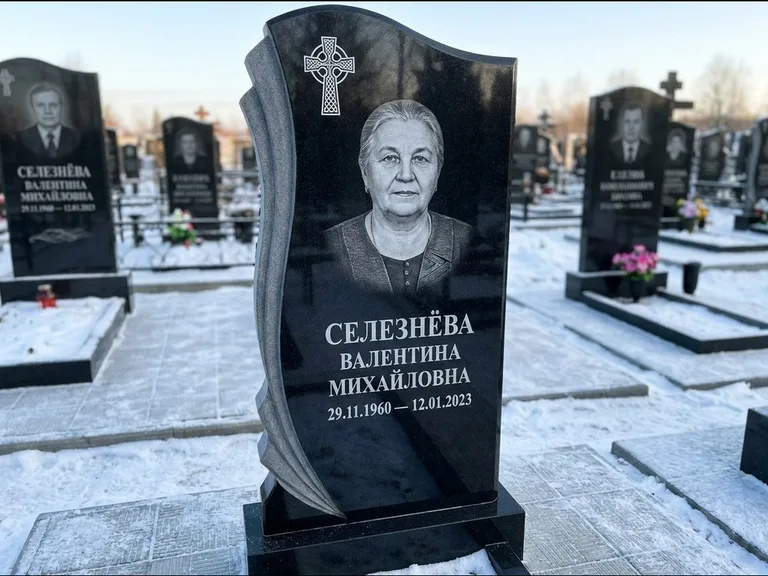 Памятник из чёрного гранита — восьмигранный обелиск с кельтским крестом, работа «Некрасова» в Ханты-Мансийске