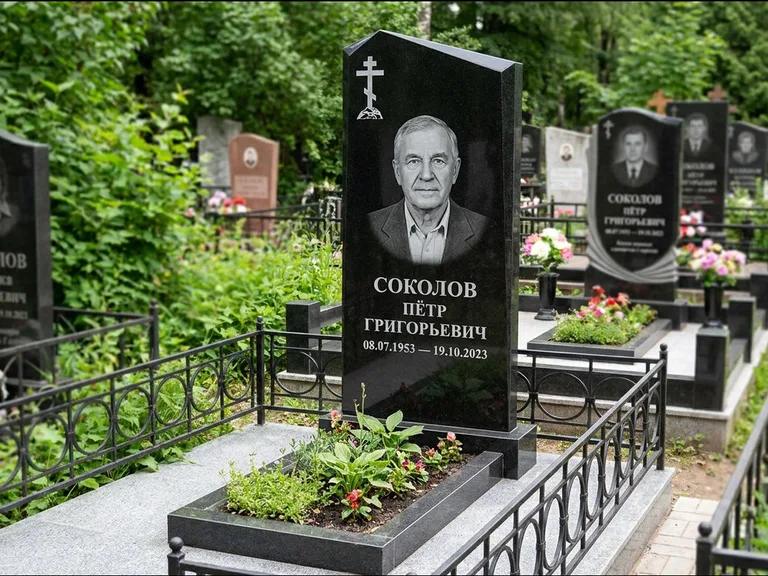 Памятник из чёрного гранита — полукруглая стела с крестом на Голгофе, работа «Журавлёв» в Ханты-Мансийске
