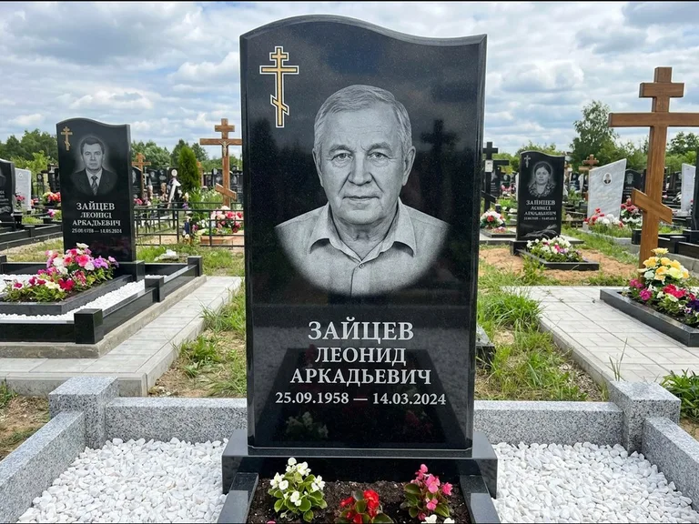 Памятник из чёрного гранита — горизонтальная семейная стела с аркой с процветшим крестом с виноградной лозой, работа «Верещагин» в Ханты-Мансийске
