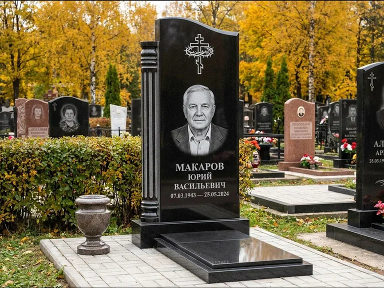 Памятник из чёрного гранита — асимметричная стела с крестом с рушником, работа «Панкратов» в Ханты-Мансийске