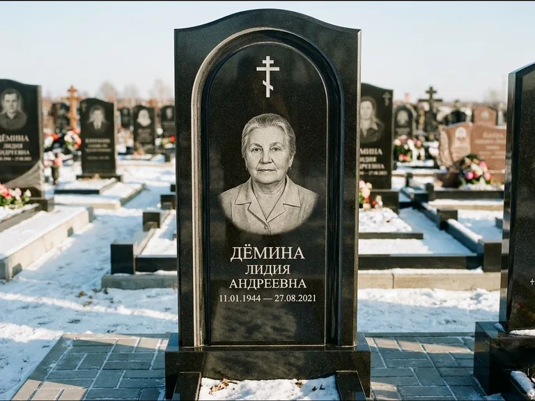 Памятник из чёрного гранита — стела-триптих с крестом с терновым венцом, работа «Ерофеева» в Ханты-Мансийске