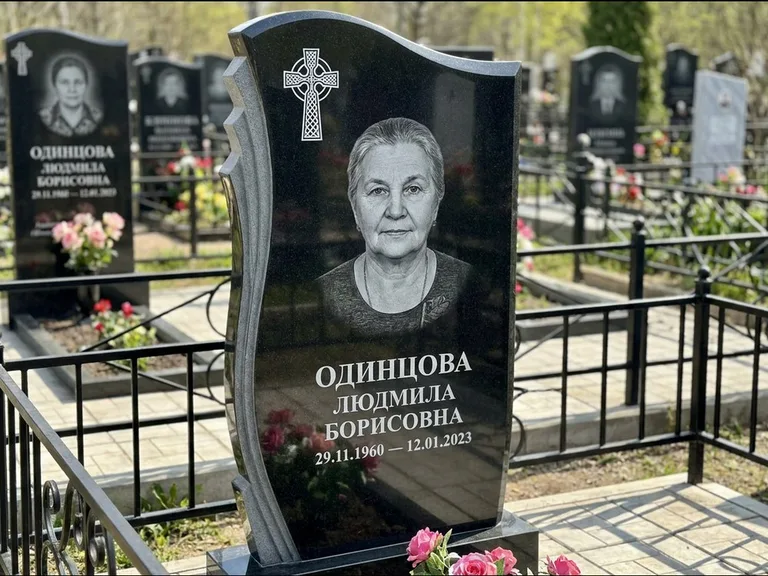 Памятник из чёрного гранита — стела с портретным овалом с кельтским крестом, работа «Савельева» в Ханты-Мансийске