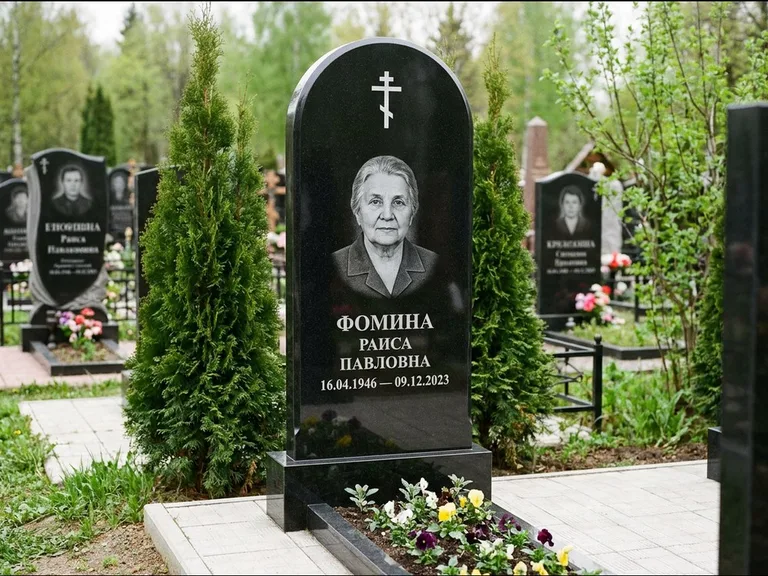 Памятник из чёрного гранита — вертикальная стела с латинским крестом, работа «Некрасова» в Ханты-Мансийске