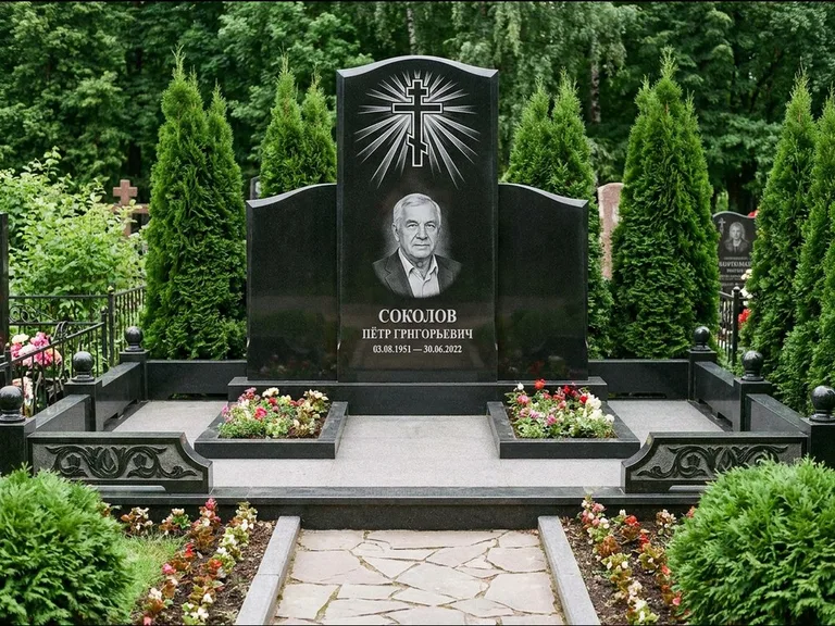 Памятник из чёрного гранита — низкая стела с крестом сбоку с золочёным крестом, работа «Верещагин» в Ханты-Мансийске