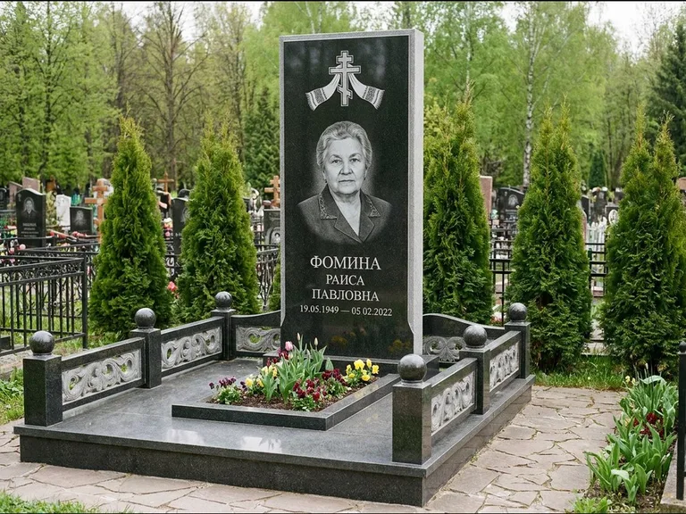 Памятник из чёрного гранита — семейный мемориал с ажурным резным крестом, работа «Мельникова» в Ханты-Мансийске