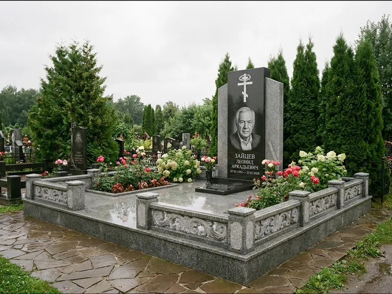 Памятник из чёрного гранита — стела с двумя портретами с крестом с рушником, работа «Богданов» в Ханты-Мансийске