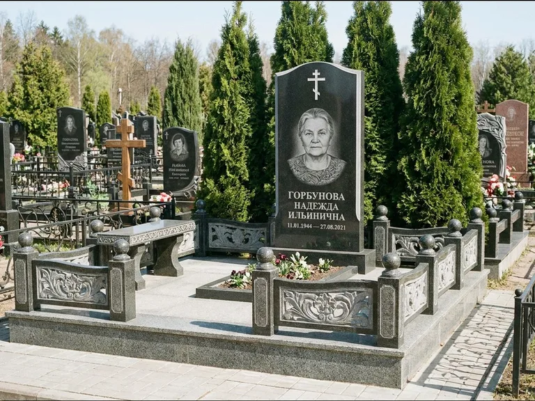 Памятник из чёрного гранита — стела с золочёным крестом с крестом с терновым венцом, работа «Селезнёва» в Ханты-Мансийске