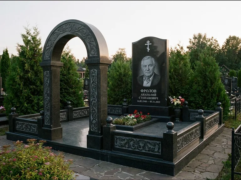 Памятник из чёрного гранита — высокая стела с процветшим крестом с православным восьмиконечным крестом, работа «Панкратов» в Ханты-Мансийске
