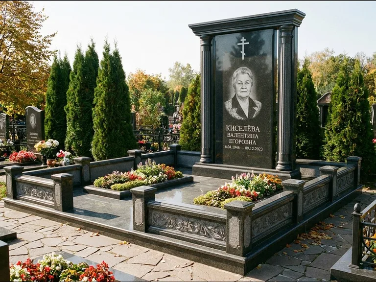 Памятник из чёрного гранита — стела с кельтским крестом с латинским крестом, работа «Ерофеева» в Ханты-Мансийске