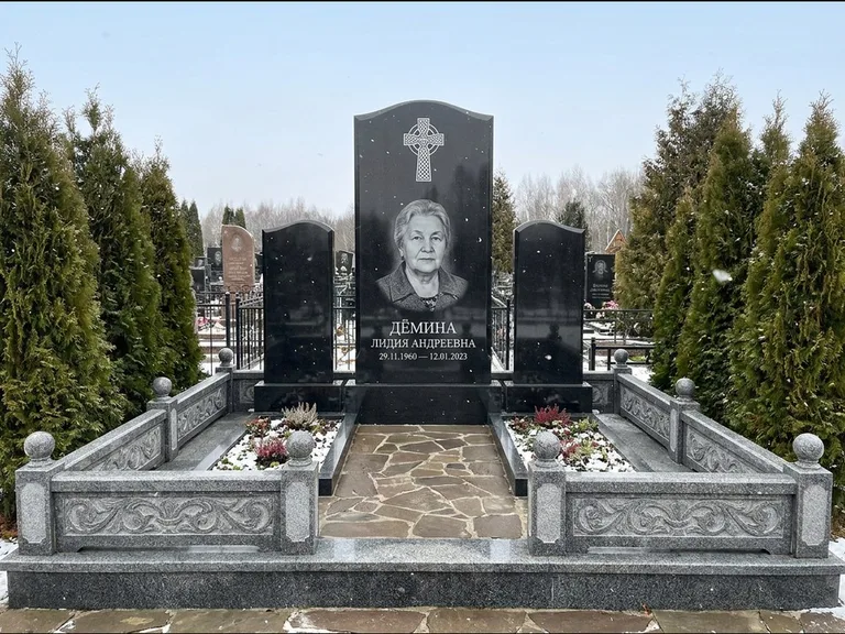 Памятник из чёрного гранита — стела с крестом и ветвью с кельтским крестом, работа «Лаврентьева» в Ханты-Мансийске