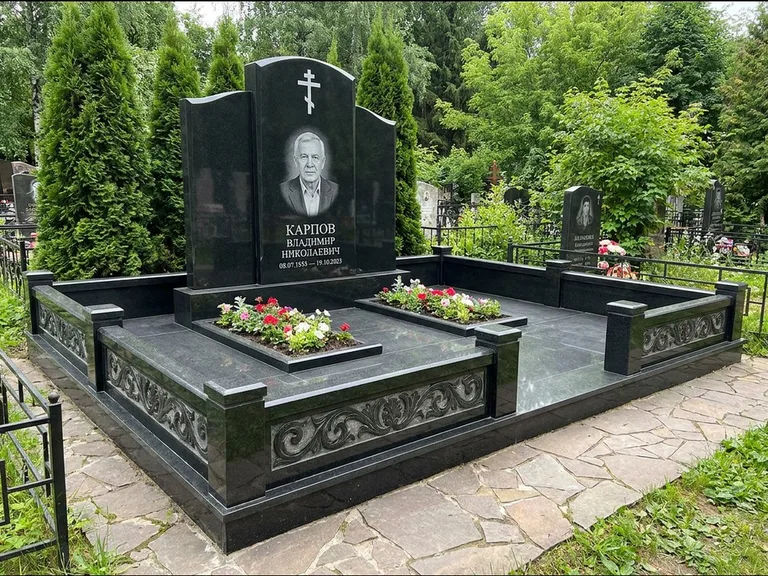 Памятник из чёрного гранита — двойная семейная стела с крестом на Голгофе, работа «Тихонов» в Ханты-Мансийске