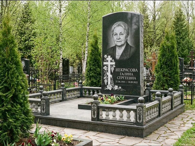 Памятник из чёрного гранита — стела с крестом и книгой с крестом с распятием, работа «Савельева» в Ханты-Мансийске