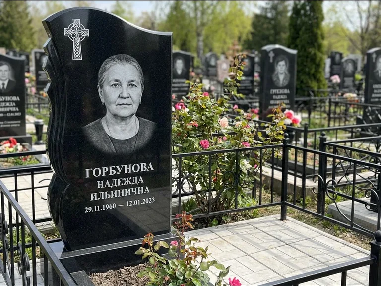 Памятник из чёрного гранита — высокий обелиск с кельтским крестом, работа «Одинцова» в Ханты-Мансийске