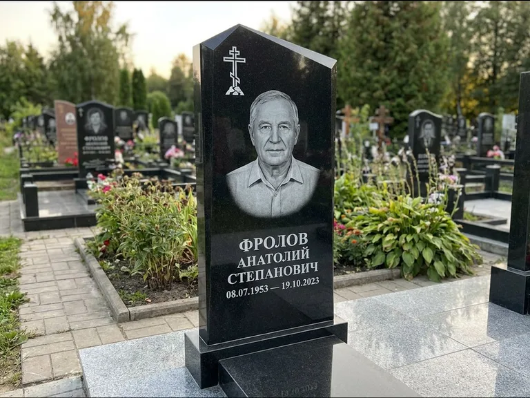 Памятник из чёрного гранита — стела со столиком и скамьёй с крестом на Голгофе, работа «Верещагин» в Ханты-Мансийске