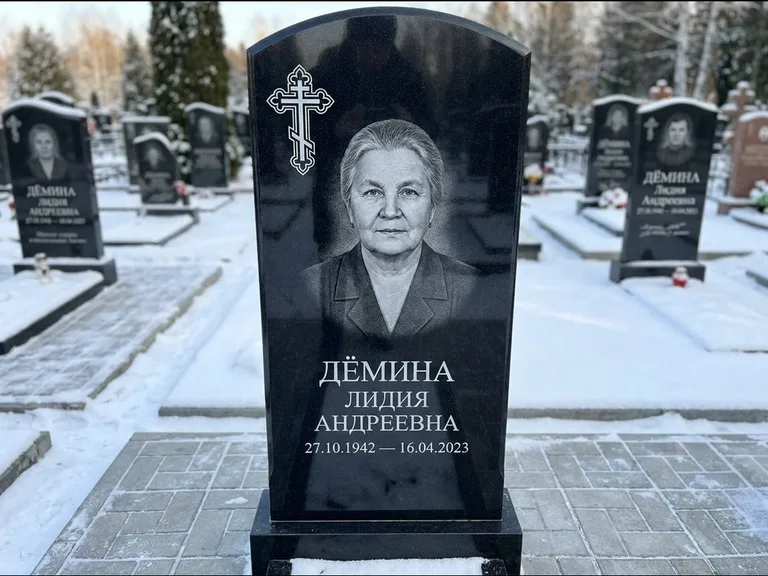 Памятник из чёрного гранита — стела домиком с крестом в лучах, работа «Селезнёва» в Ханты-Мансийске